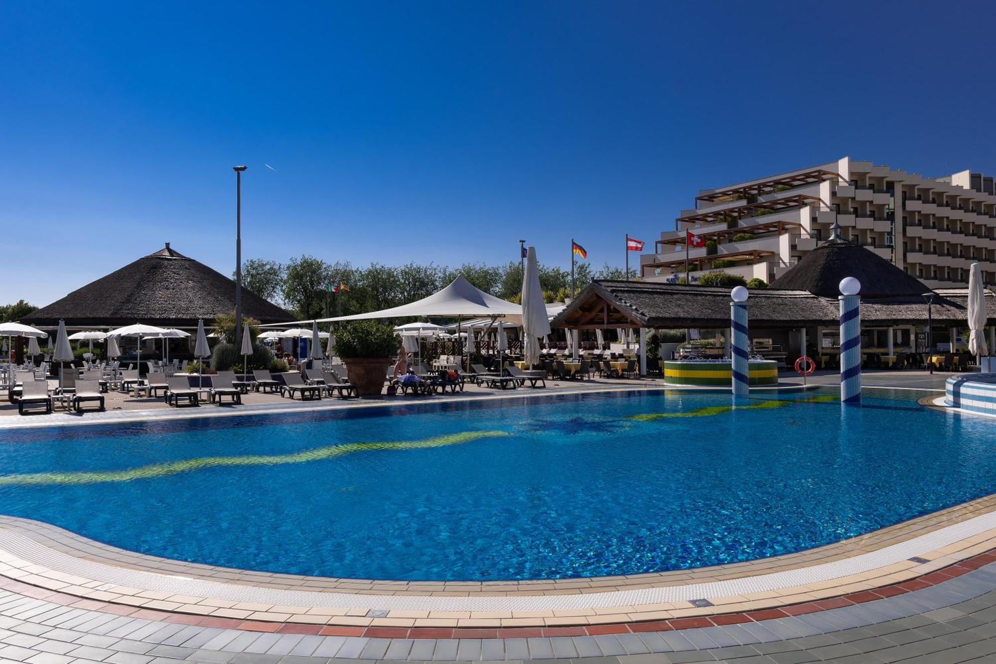 Aparthotel Holiday Bibione Exterior photo