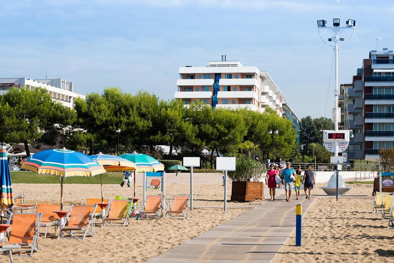 Aparthotel Holiday Bibione Exterior photo